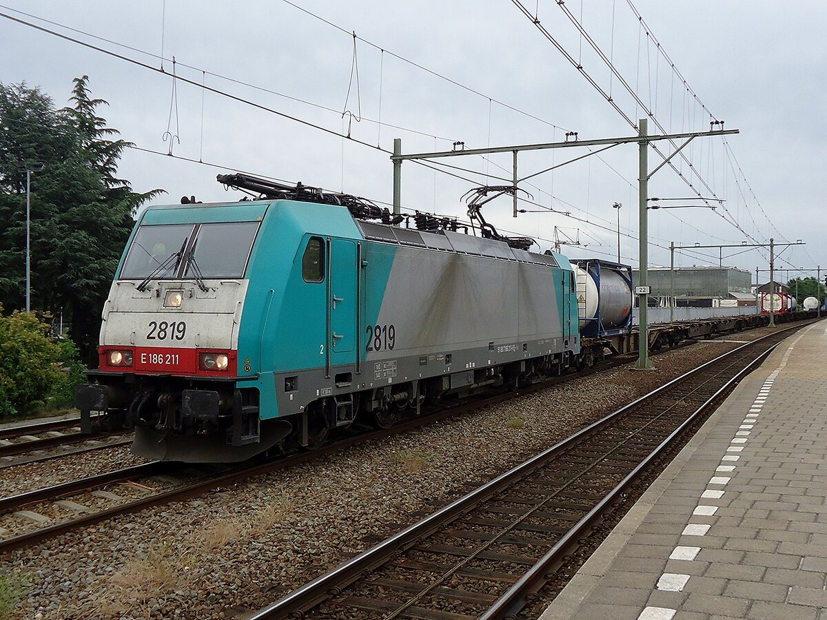 Am 14 Februar 2014 steht CoBRa 2819 mit ein eher leicht beladener KLV in Tilburg und wartet der Weiterfahrt nach Kijfhoek ab.