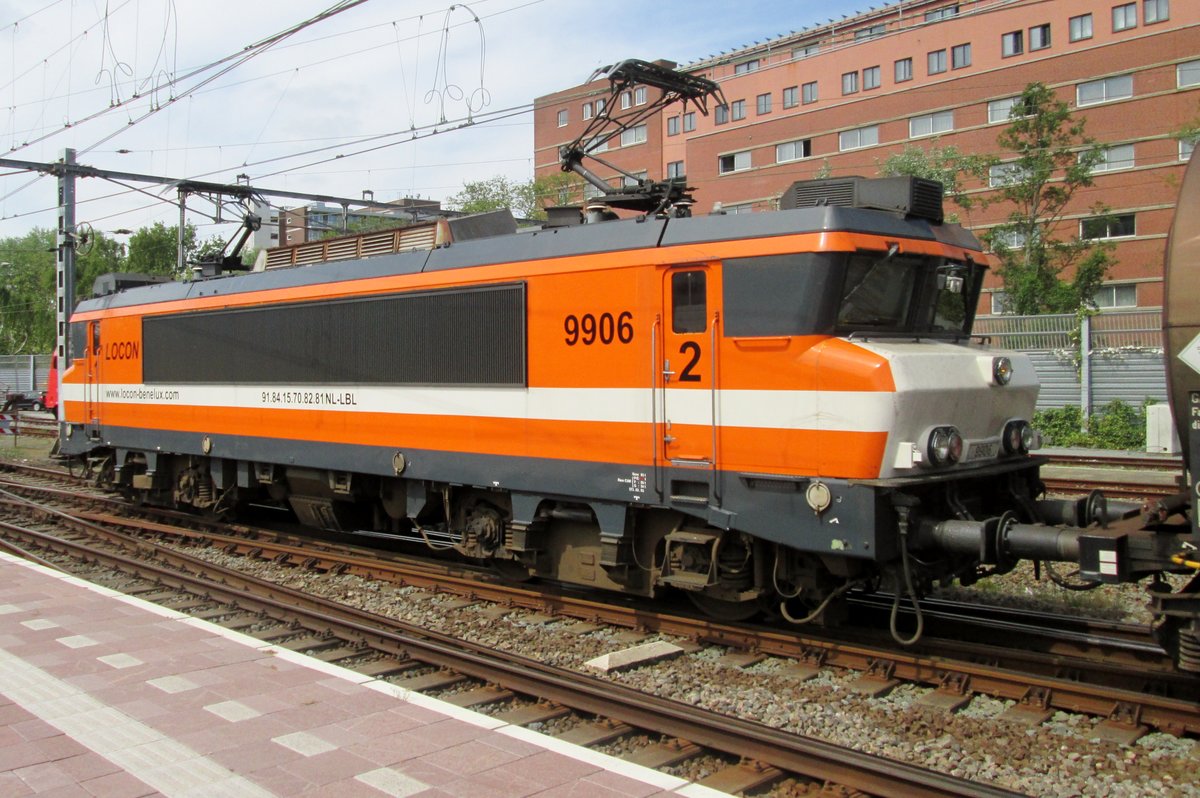 Am 14 Mai 2015 durchfahrt ein Kesselwagenzug mit LOCON 9906 Rotterdam Centraal.