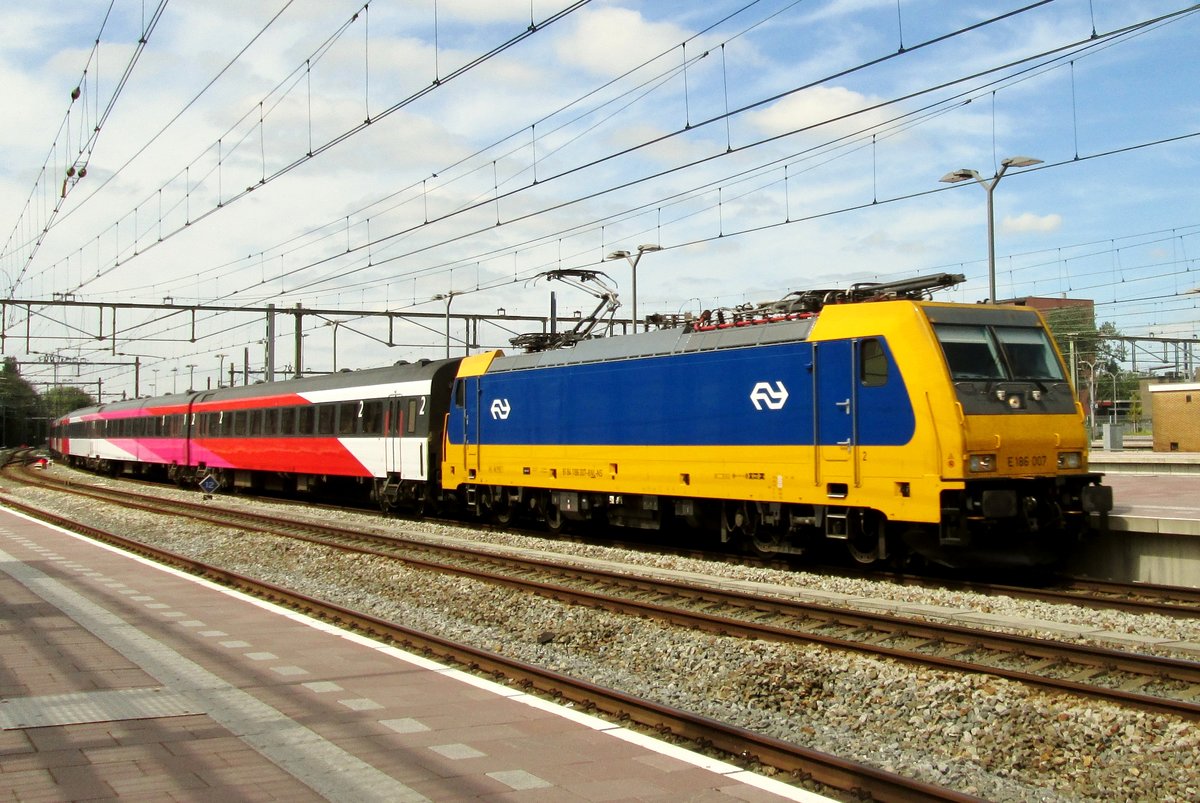 Am 14 Mai 2015 treft 186 007 mit ein IC-Direct in Rotterdam Centraal ein.