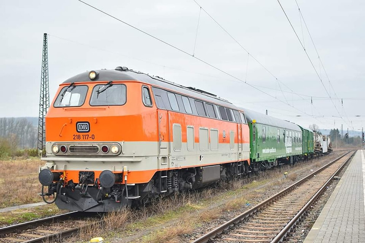 Am 14.03.2024 stand die 218 117-0 der Kübler Spedition (Kübler Heavy Rail GmbH) mit einen Dienst ümh, einem Gbs und einem Tragschnabelwagen in Naumburg (S) Hbf. (Foto: Maik Köhler)