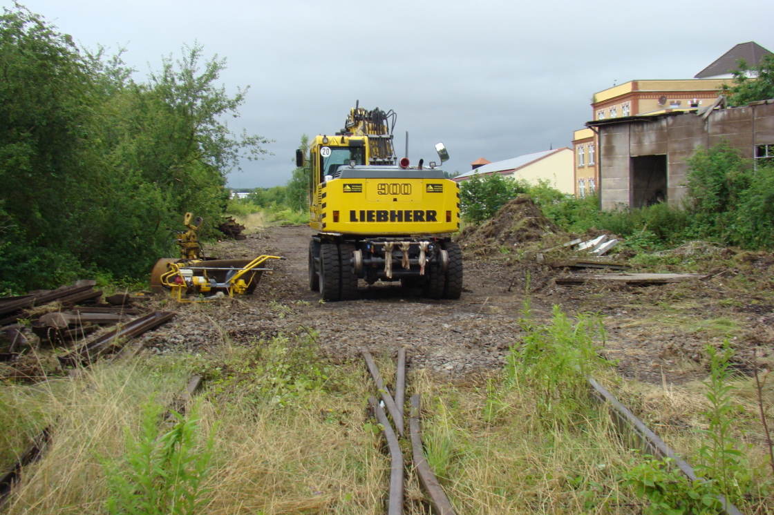 Am 14.07.2021 wurde leider das noch vorhandene ehem. Ladegleis im Bahnhof Laucha durch einen Zweiwegebagger entfernt. Damit sind leider in Zukunft dort keine Draisinenfahrten mehr m�glich. (Foto: G�nther G�bel)