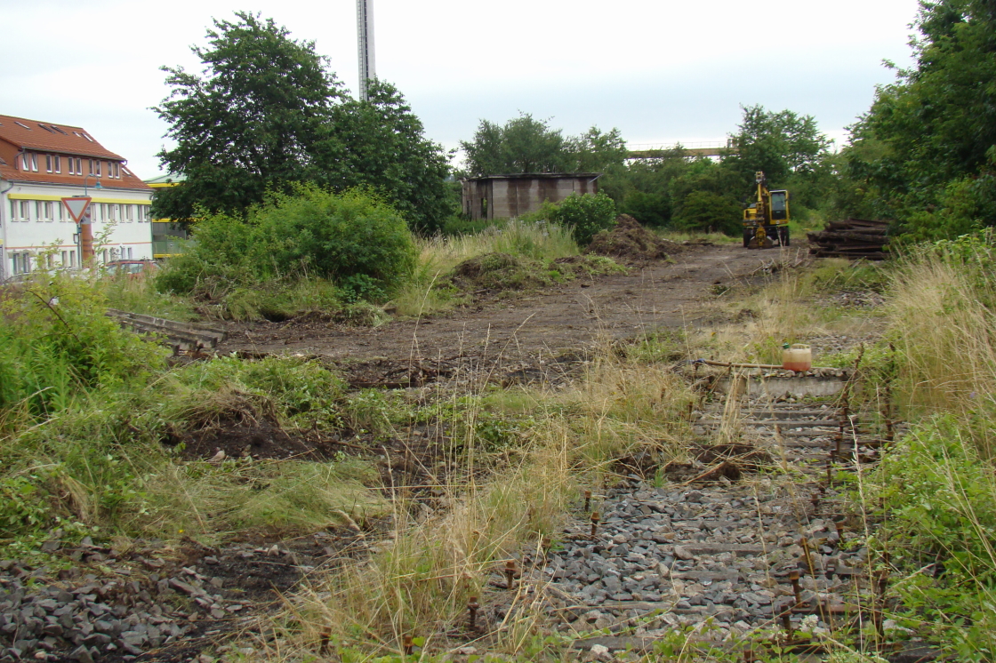 Am 14.07.2021 wurde leider das noch vorhandene ehem. Ladegleis im Bahnhof Laucha durch einen Zweiwegebagger entfernt. Damit sind leider in Zukunft dort keine Draisinenfahrten mehr m�glich. (Foto: G�nther G�bel)