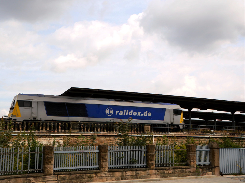 Am 14.08.2016 stand auf Gleis 1 in Zeitz Pbf die Raildox 264 002-7.
Im Laufe des Nachmittages bespannte die Maxima einen Leerzug von Zeitz Gbf in den S�dharz.