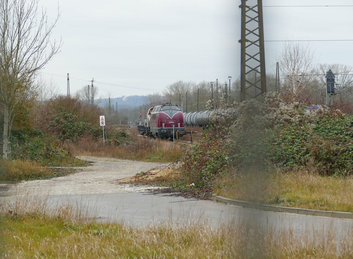 Am 14.12.2021 pausierte die SGL 221 124-1 zusammen mit der 261 309-9 in Naumburg Hbf. (Foto: Wolfgang Krolop)