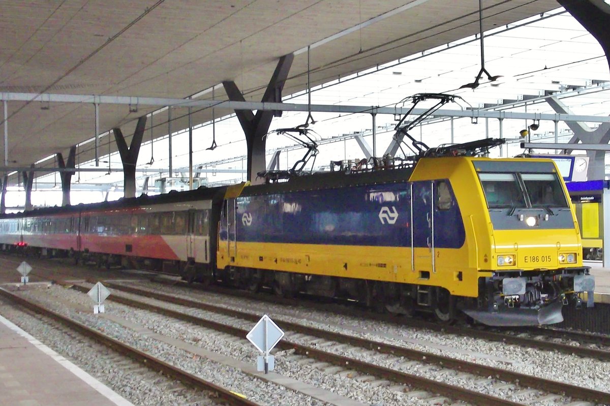 Am 15 März 2015 steht NS 186 015 in Rotterdam Centraal.