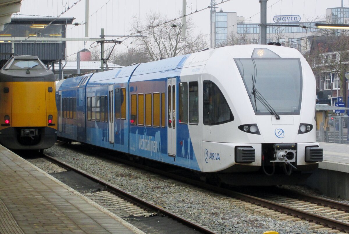 Am 15 März 2015 steht Arriva 521 als RB nach Emmen in Zwolle.