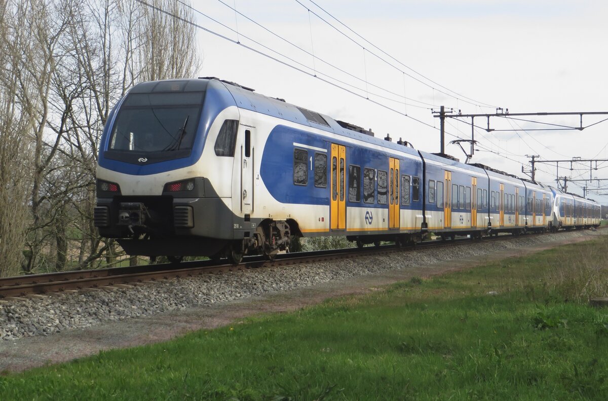 Am 15 März 2023 passiert NS 2518 Niftrik mit ein RB nach Dordrecht.