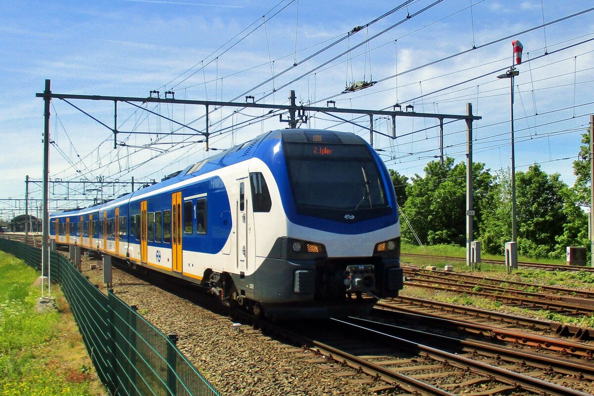 Am 15 Mai 2017 überwuert NS 2522 in Nijmegen der Waalbrücke.