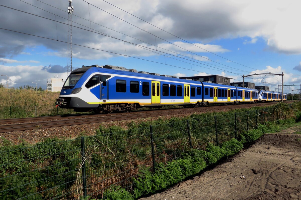 Am 15 Oktober 2021 tragt Civity NS 3017 noch blaue Frontpartieen -ab 2023 sind diese gelb geworden für besserer Sichtung. 