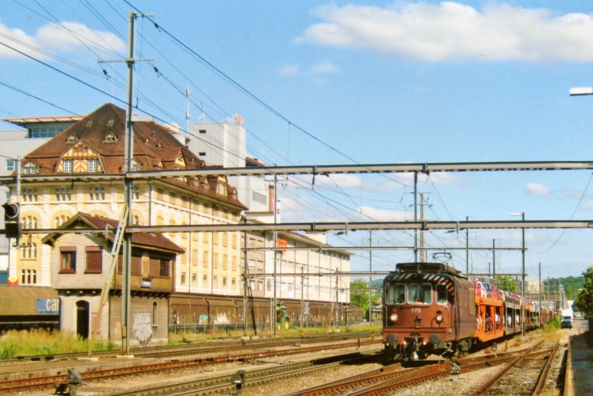 Am 15 September 2011 durchfahrt BLS 175 mit PKW-Zug Pratteln.