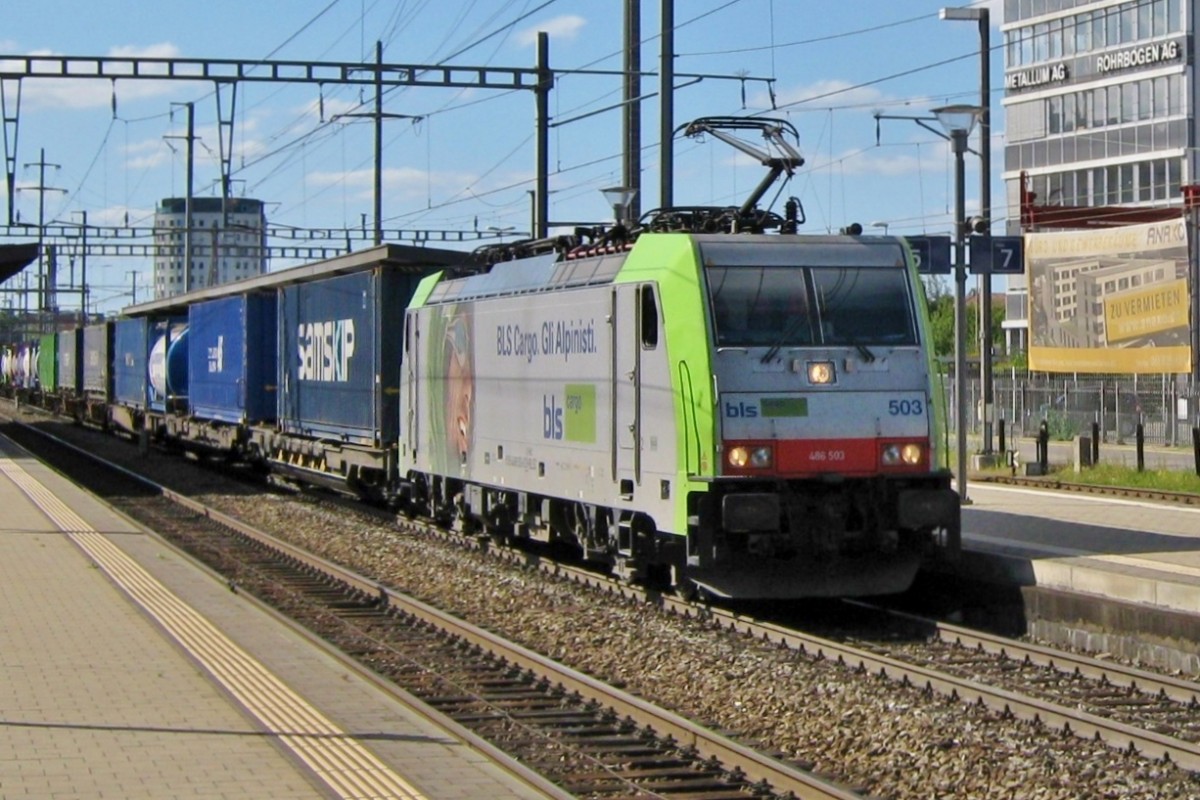 Am 15 September 2011 durchfahrt BLS 486 503 Pratteln.