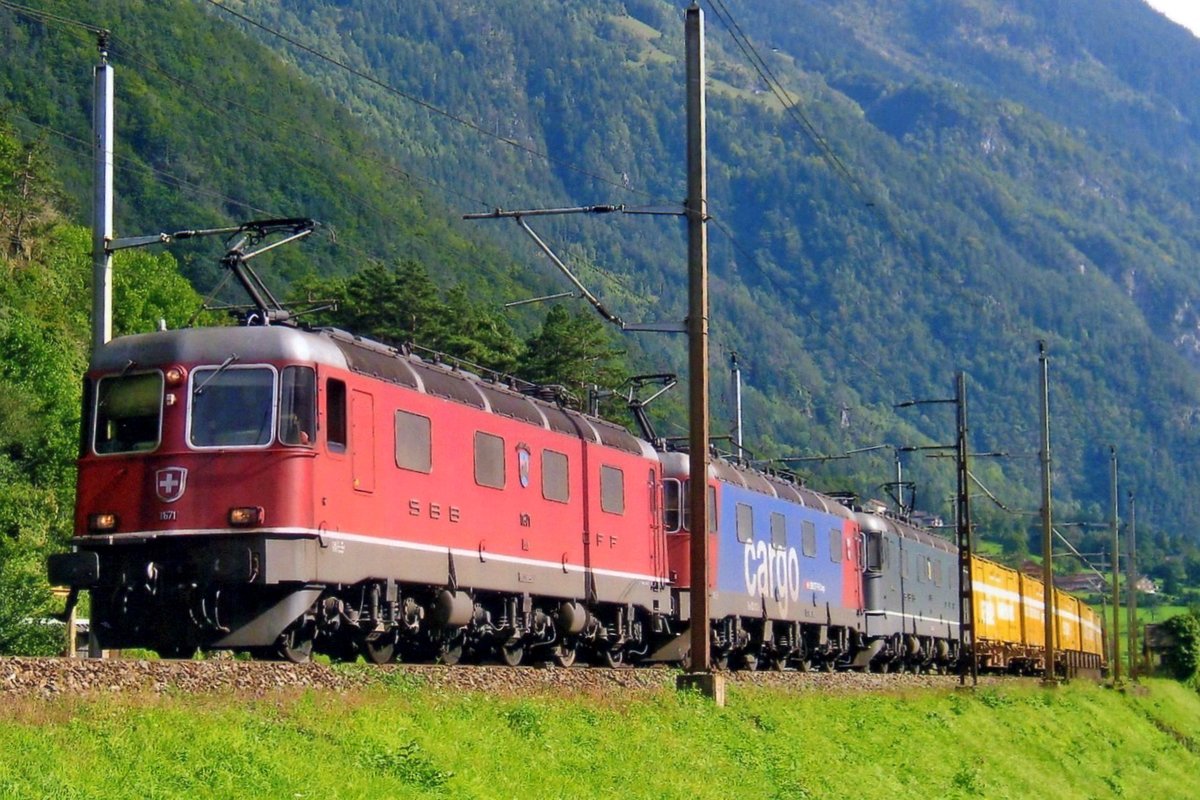 Am 15 September 2011 kommt dieser Triplette von Re 6/6er in drei farbemnvarianten mit 11671 und ein Postzug durch Erstfeld den Fotograf entgegen.