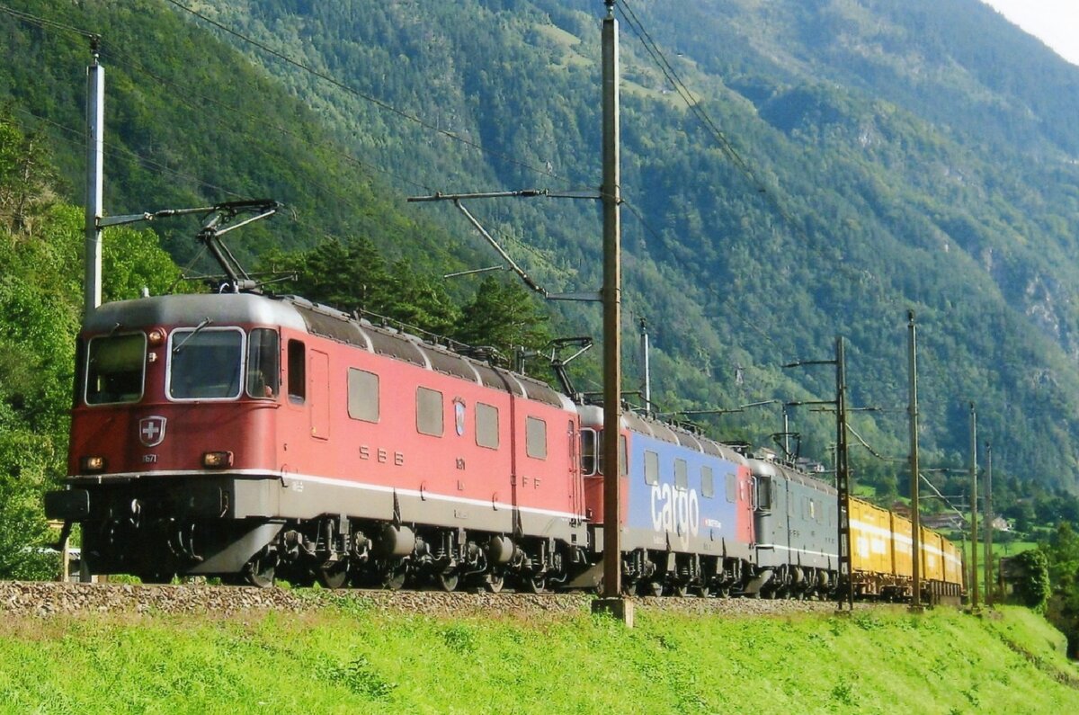 Am 15 September 2011 kommt dieser Triplette von Re 6/6er in drei Farbenvarianten mit 11671 und ein Postzug durch Erstfeld den Fotograf entgegen.