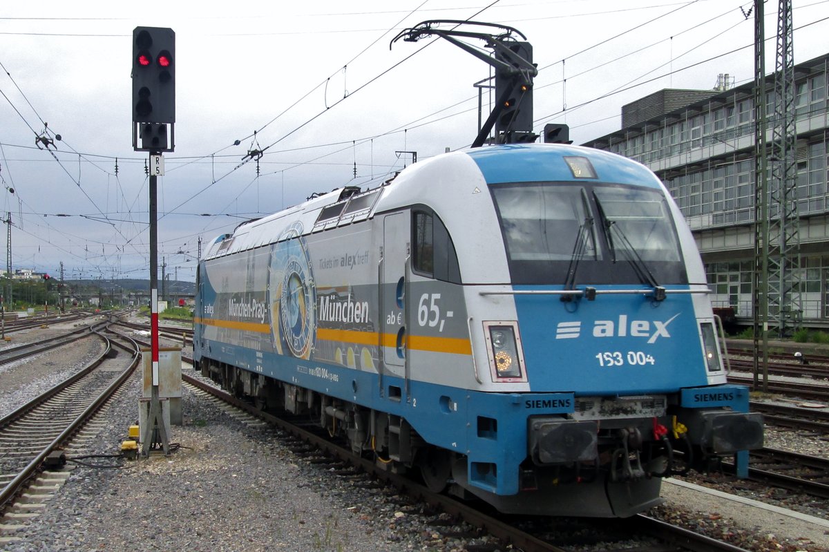 Am 15 September 2015 lauft 183 004 -für die ALEX/CD-Dienst München <=>Praha hl.n. werbend- um in Regensburg Hbf. 