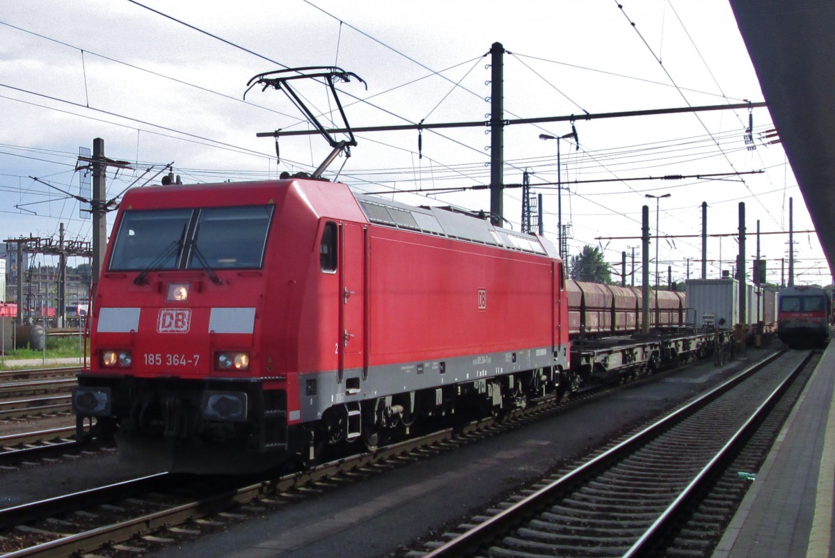 Am 15 September 2015 macht 185 364  Pause in Linz Hbf.