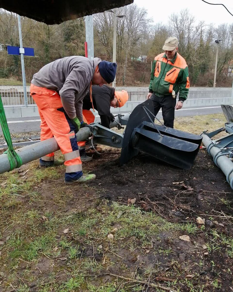 Am 15.01.2022 haben einge Mitglieder der IG Unstrutbahn e.V, das erste EZMG-Signal f�r den zuk�nftigen kleinen Signalpark am Bahnhof Nebra installiert.