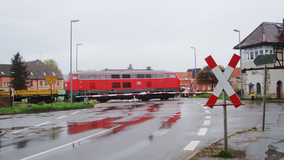 Am 15.04.2016 war diese 218er der DB mit Flachwagen aus Karsdorf in Richtung Naumburg unterwegs. G. Göbel fotografierte am Bahnübergan in Laucha.