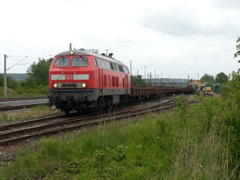 Am 15.05.2014 erwachte der westliche Teil vom ehemaligen Naumburger G�terbahnhof kurzzeitig wieder zum Leben. Die DB Service S�dost 218 272-3 brachte Schotter auf Flachwagen aus O�mannstedt, der dann auf LKW´s verladen wurde und in Richtung Bad Bibra abgefahren wurde. (Foto: IG Unstrutbahn e.V.)