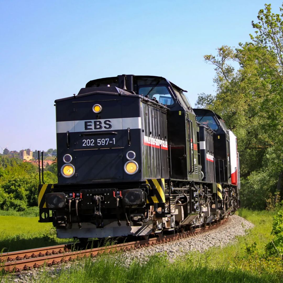 Am 15.05.2024 fuhr die EBS 202 597 zusammen mit der 202 738 und der 143 056 über die Unstrutbahn von Naumburg (S) Hbf nach Karsdorf. (Foto: https://www.instagram.com/zugwelt_naumburg/)