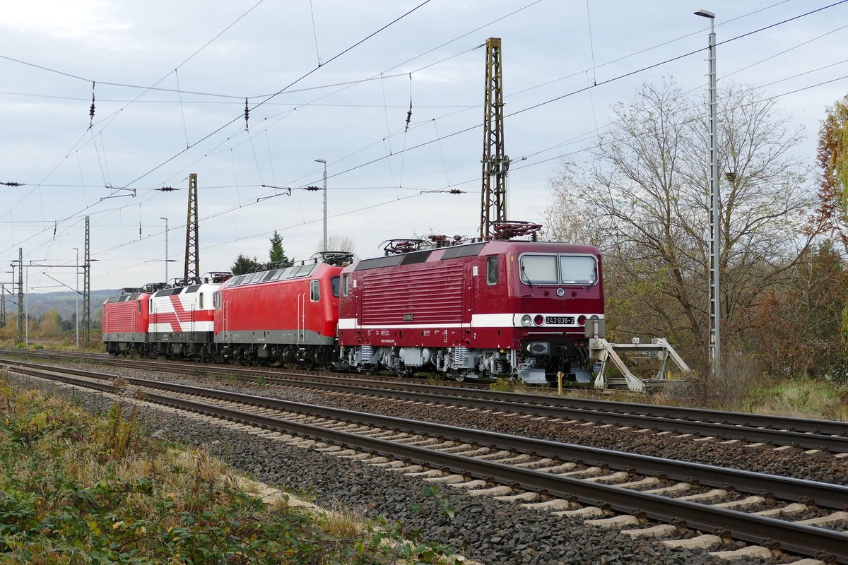 Am 15.11.2020 pausierten in Naumburg Hbf die EBS-Loks 243 936, 156 002, 243 822 + 143 xxx. (Foto: Wolfgang Krolop)