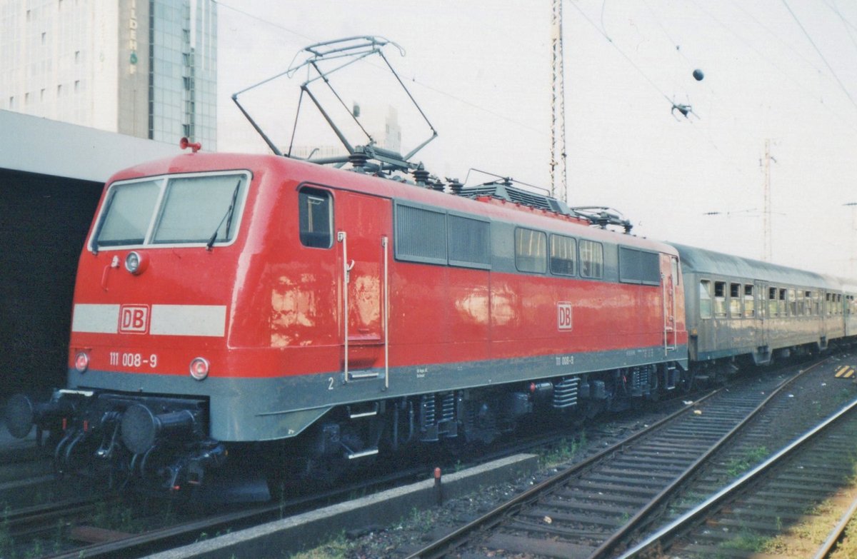 Am 16 April 2009 steht 111 008 in Essen Hbf.