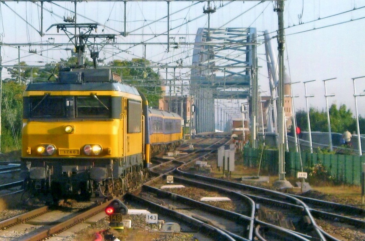 Am 16 Augustus 2012 treft 1766 mit IC nach Roosendaal in Nijmegen ein. Im Hintergrund die Waalbrücke. 