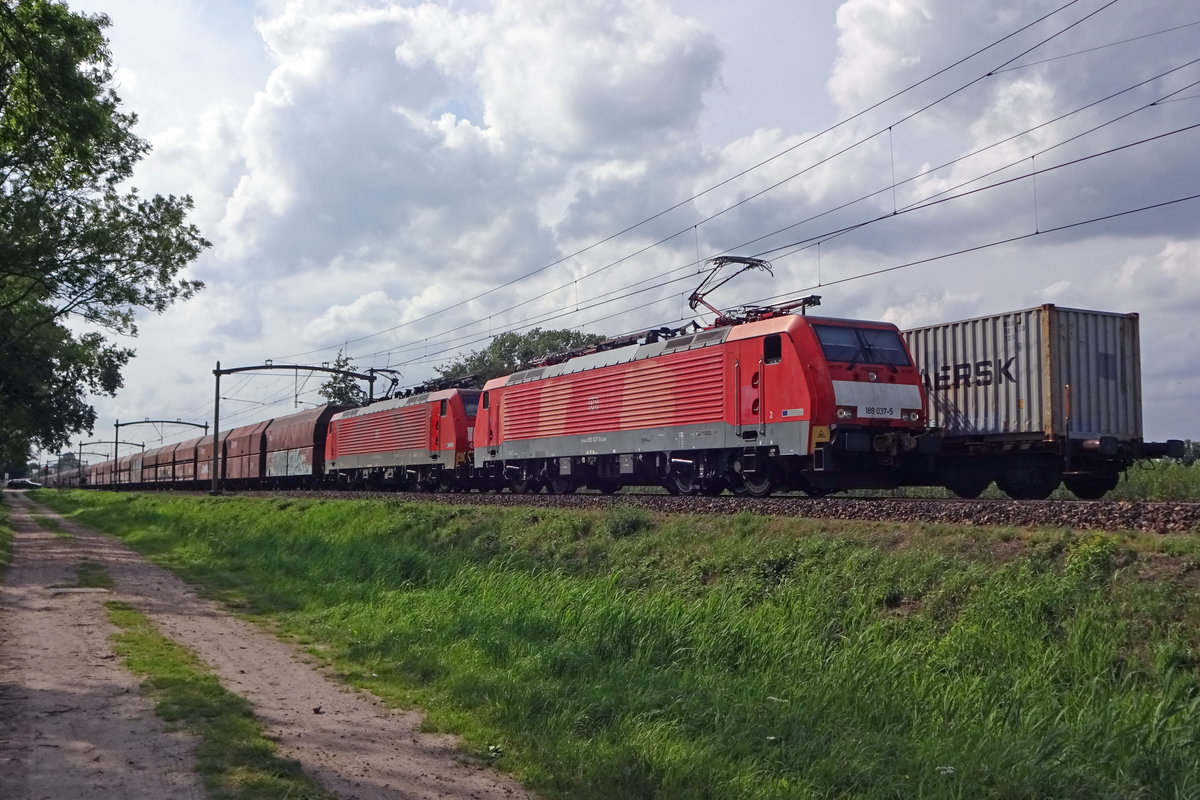 Am 16 Augustus 2019 passiert ein Kohlezug mit 189 037 an der Spitze Oisterwijk. 