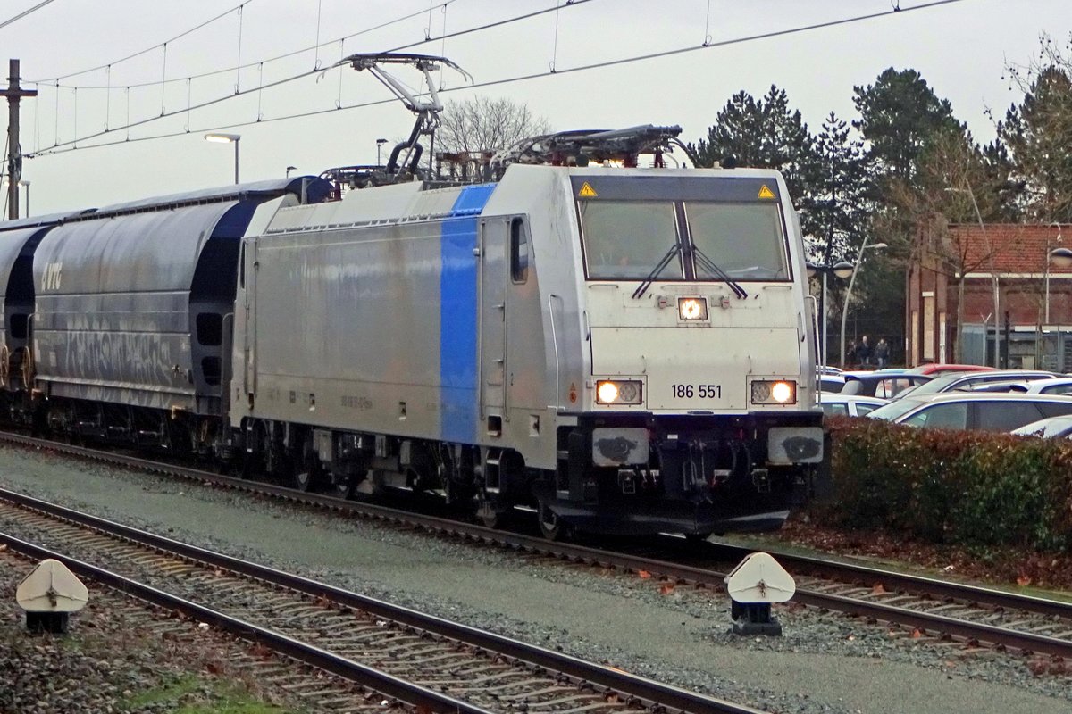 Am 16 Dezember 2019 treft HSL 186 551 mit ein Getreidezug in Oss ein.