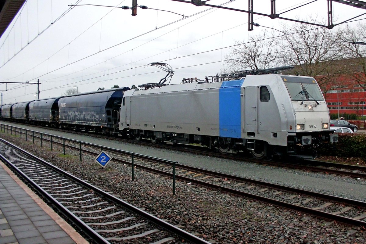 Am 16 Dezember 2019 treft 186 551 mit ein Getreidezug in Oss ein.