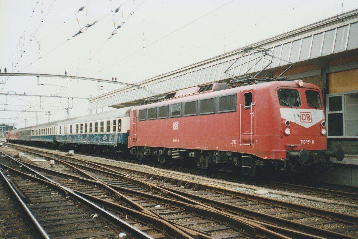 Am 16 Jänner 1998 steht 110 151 mit ein bunter RB in Venlo.