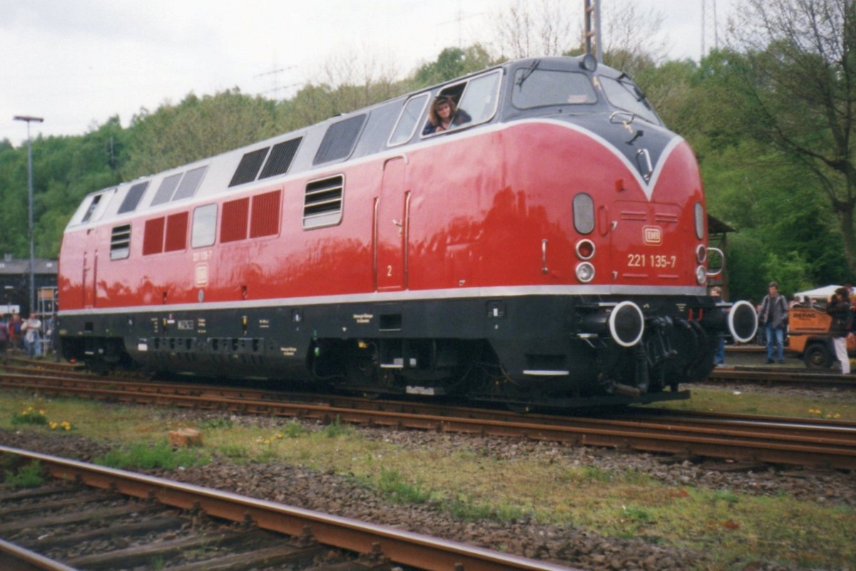 Am 16 Juli 1999 fahrt 221 135 aus das Museum von Bochum-Dahlhausen aus.