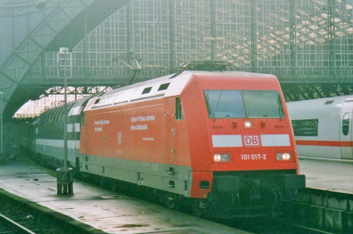 Am 16 Juni 2001 steht 101 017 in Kln Hbf.