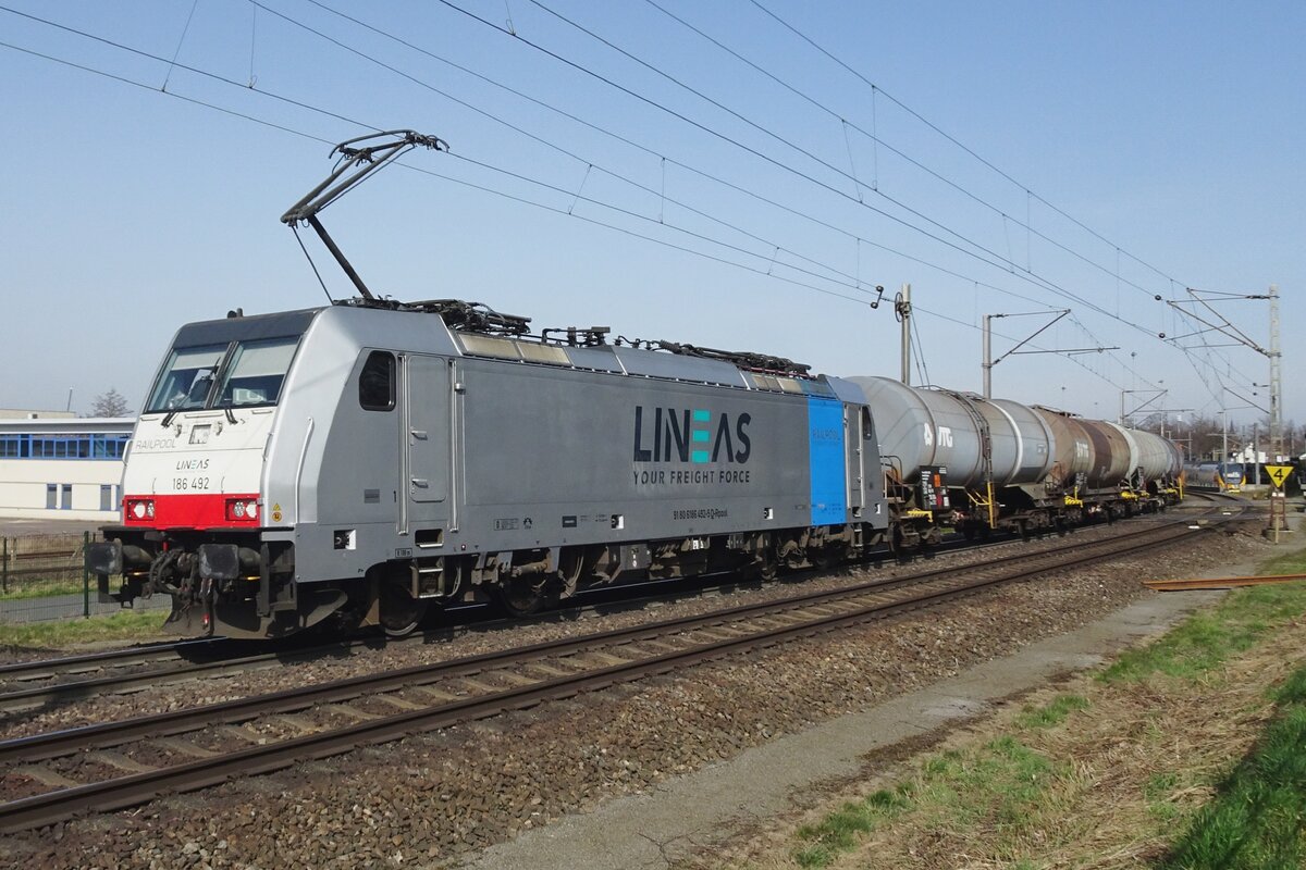 Am 16 Mrz 2022 schleppt Lineas 186 492 ein lzug durch Venlo-Vierpardjes.