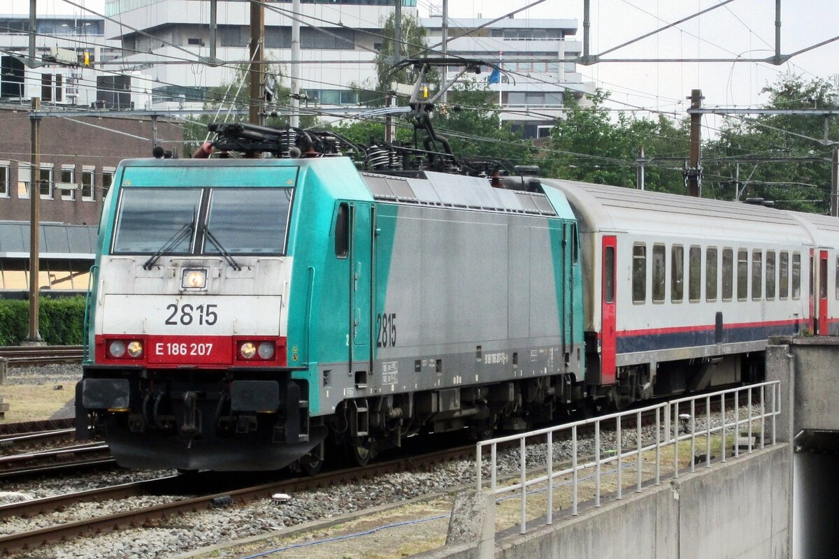 Am 16 Mai 2016 treft CoBra 2815 mit ein Ersatzgarnitur für der IC-Brussel in Rotterdam Centraal ein.