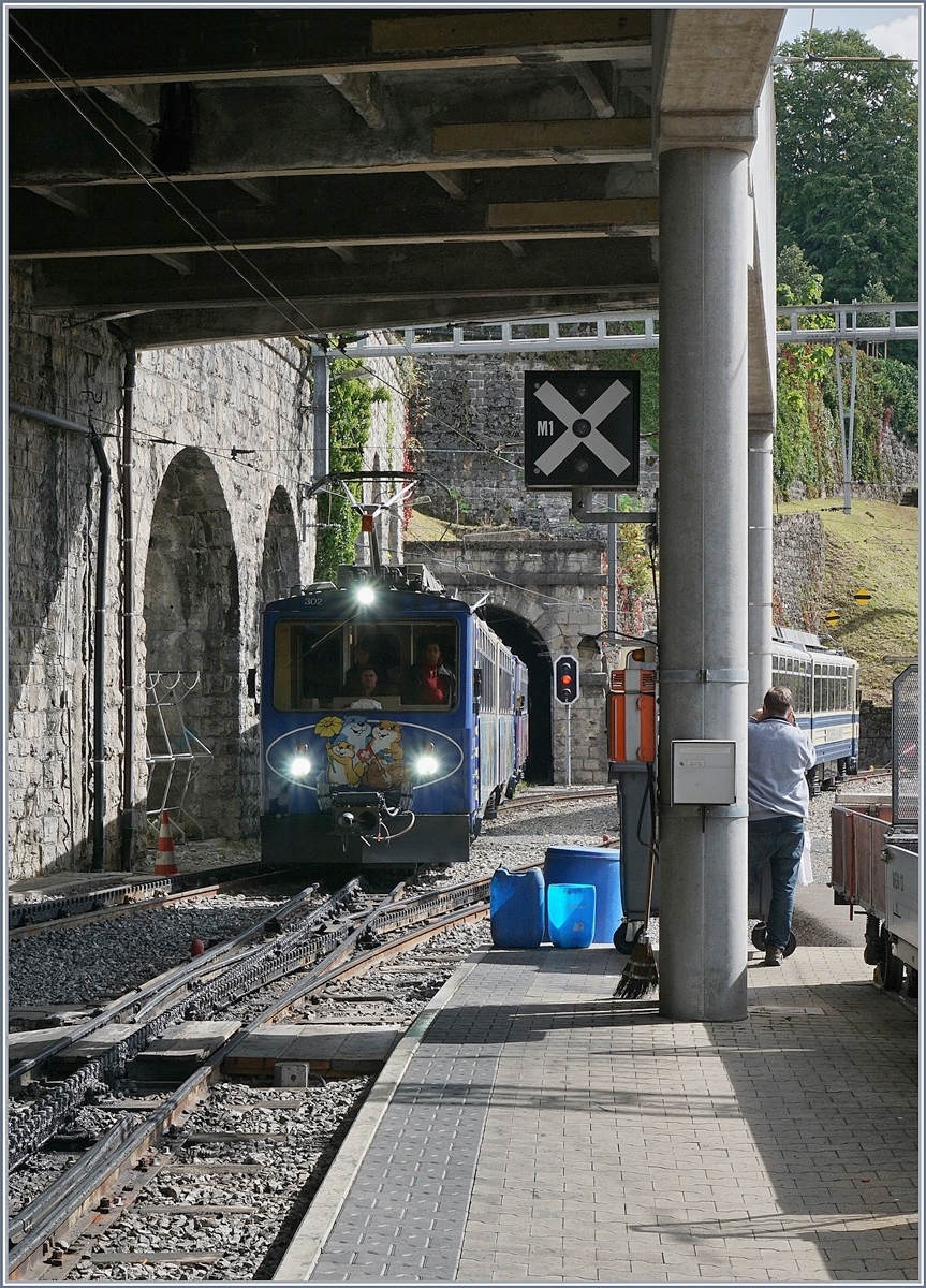 Am 16. Sept. 2017 erreicht der Rochers de Naye Bhe 4/8 302 und ein weiterer sein Ziel Montreux.
