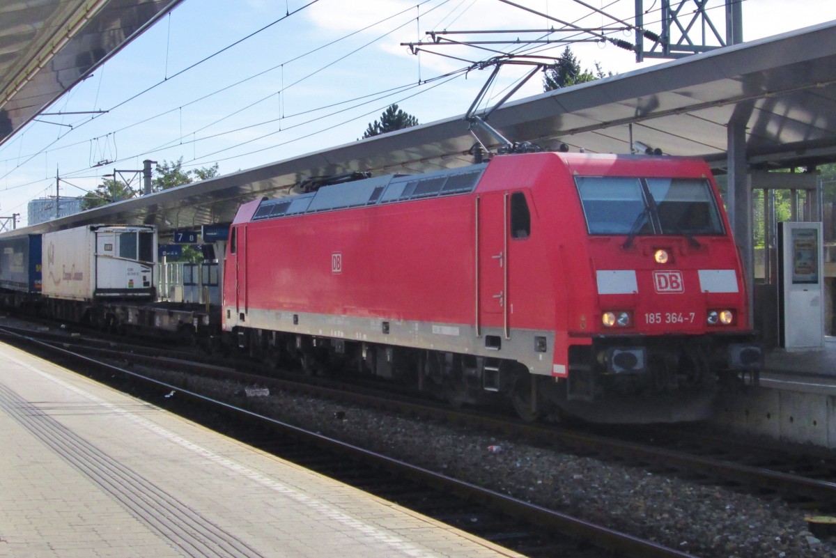 Am 16 September 2015 durchfahrt 185 364 Wien-Meidling.