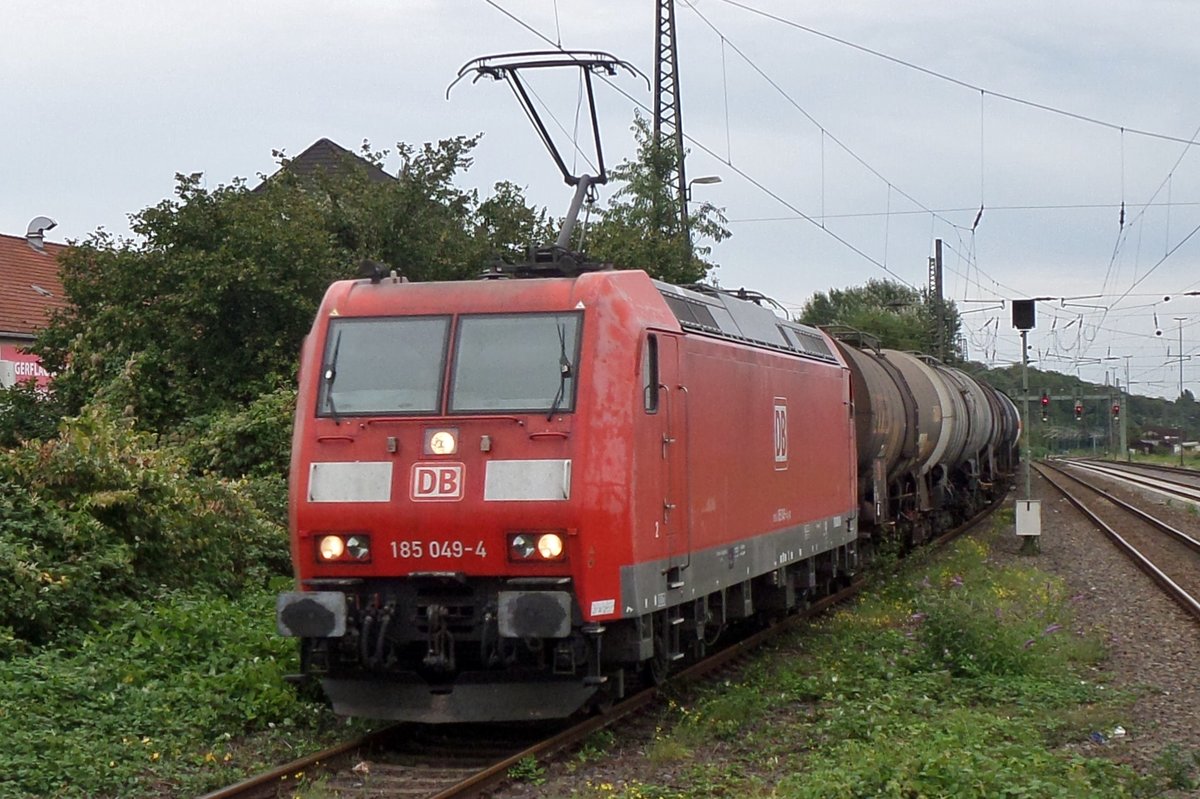 Am 16 September 2016 durchfahrt 185 049 mit ein Kesselwagenzug Oberhausen Osterfeld Süd. 