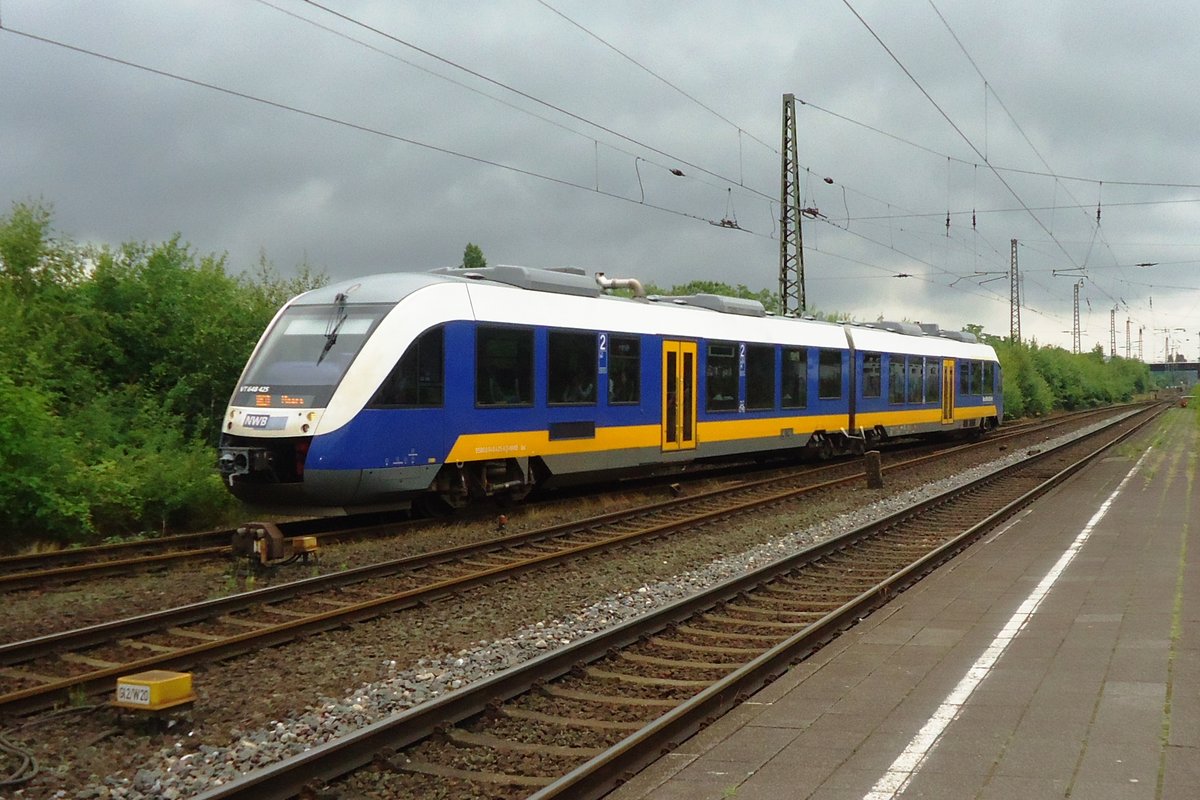 Am 16 September 2016 treft 648 425 in Rheinhausen ein.