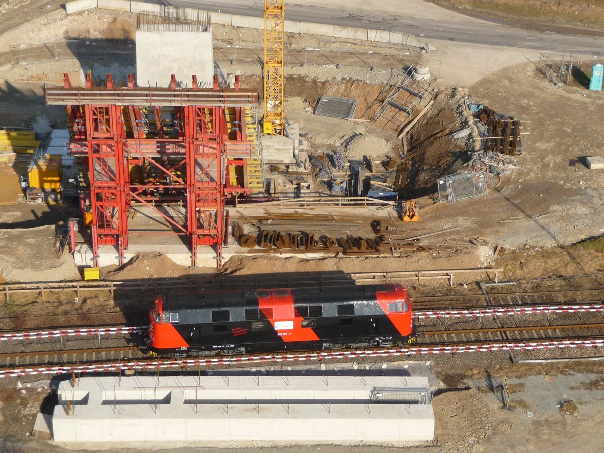 Am 16.02.2011 fotografierte der Kranführer Frank Zimmermann aus dem Liebherr 280-EC-H, am Bogen 4 der Unstruttalbrücke in Karsdorf, die EBS 228 757-1 auf einer Rangierfahrt.
