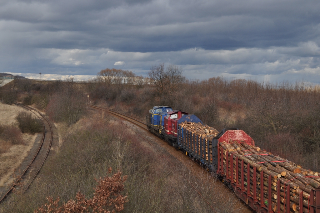 Am 16.02.2014 haben Rennsteigbahn 203 103-7 + 213 339 mit einem Holzzug gerade das �berbauwerk Zangenberg passiert. Der weitere Laufweg ist �ber Teuchern und Gro�korbetha in Richtung Torgau. (Foto: Holzeisenbahner)