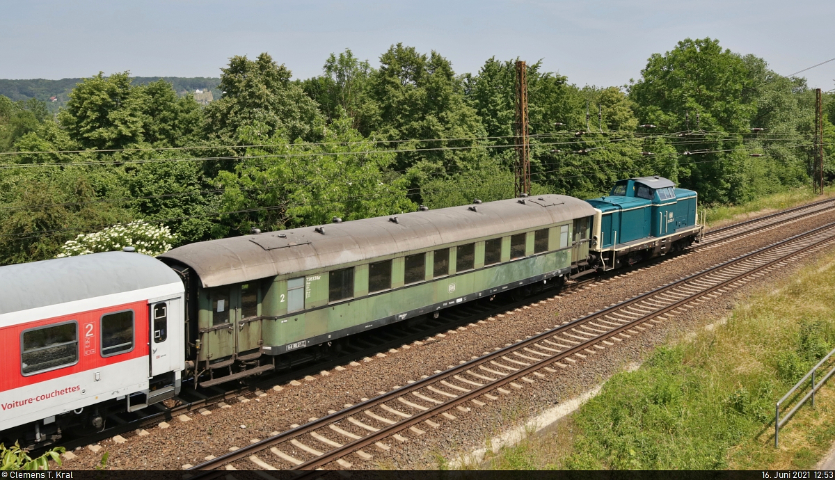 Am 16.06.2021 wurde der Eilzugwagen der Bauart  B4ye  (50 80 28-43 270-7 | 73633 Nür) von der DB Museum 140 423-5 von Potsdam Wildpark ins DB Museum Koblenz überführt. Am Zugschluss ist noch die 212 372-7 zu sehen, hier unterwegs in Naumburg Hbf. (Foto: Clemens Kral)