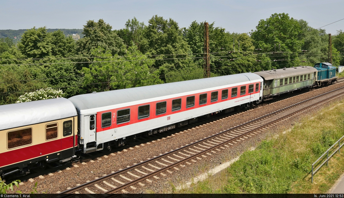 Am 16.06.2021 wurde u.a. der CityNightLine Bvcmz 248.1 (61 80 50-71 128-1 D-DB) von der DB Museum 140 423-5 von Potsdam Wildpark ins DB Museum Koblenz �berf�hrt. Am Zugschluss ist noch die 212 372-7 zu sehen. Hier zusehen bei der Durchfahrt in Naumburg Hbf. (Foto: Clemens Kral)