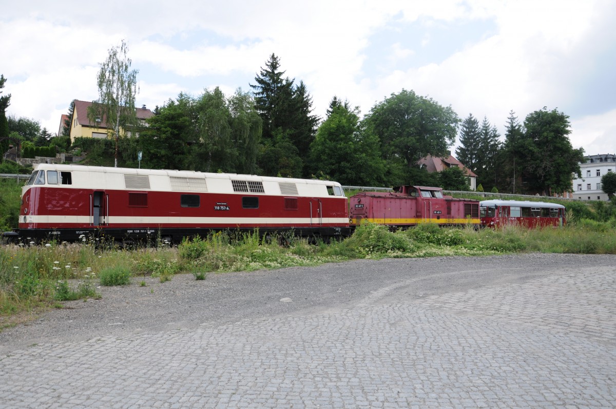 Am 16.07.2014 fotografierte mein Onkel dieses schicke und seltene EBS-Trio beim Kreuzungshalt im ehemaligen Bahnhof Freyburg. EBS 228 757-1 + 202 487-5 + 772 345-5 waren von Karsdorf aus in Richtung Naumburg unterwegs. 