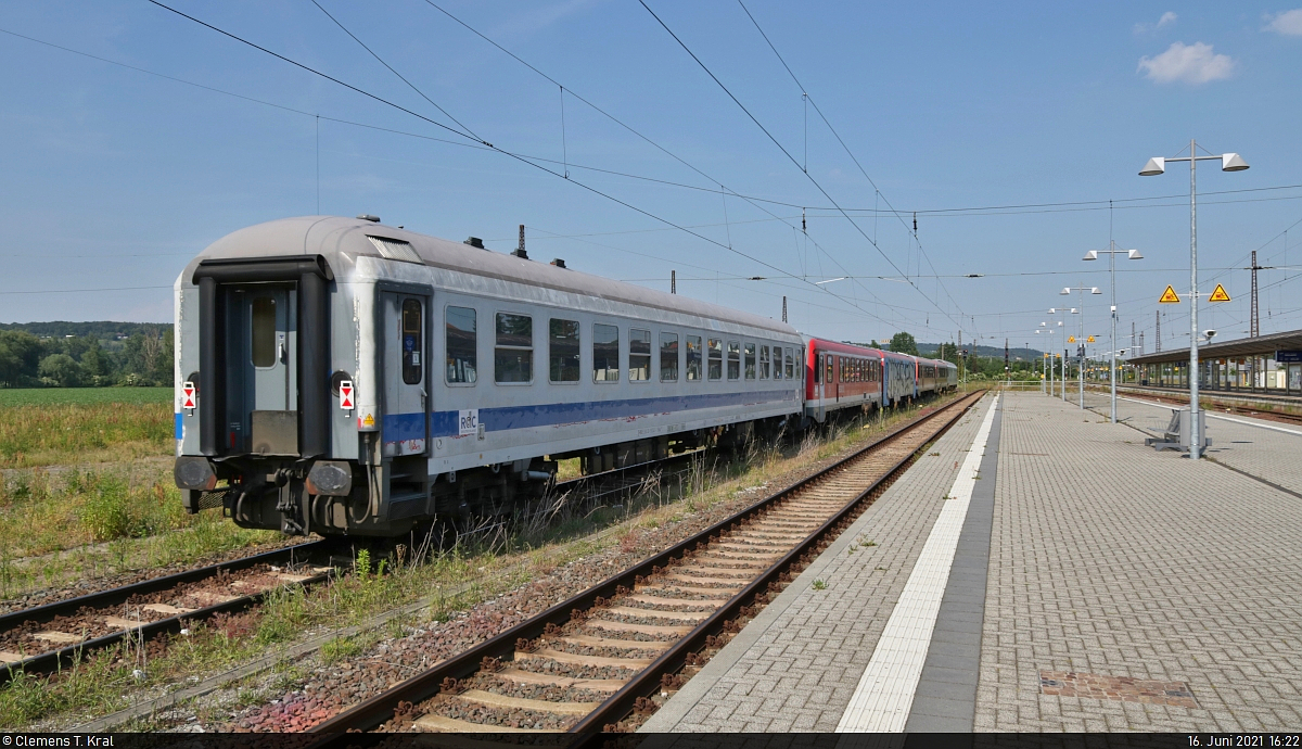 Am 16.07.2021 wurden 628 573-7+ 628 903-6 vom DB Stillstandsmanagement in Karsdorf zur Norddeutsche Eisenbahngesellschaft Nieb�ll �berf�hrt. Hier stehen sie zwischen 2 RDC Deutschland GmbH Wagen in Naumburg (S) Hauptbahnhof.(Foto: Clemens Kral)