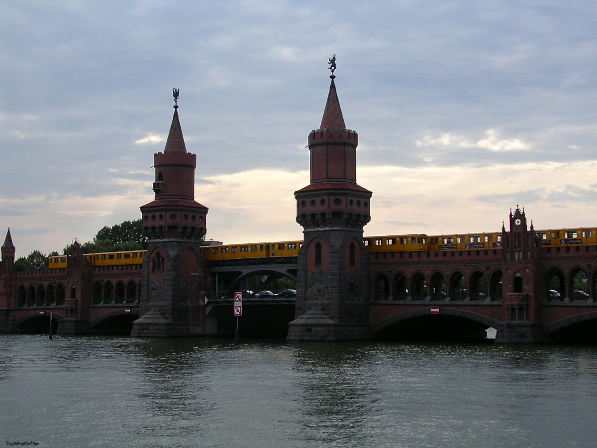 Am 16.08.2004 begegnen sich zwei U1, Typ A3L,  auf der Oberbaumbrücke in Berlin.