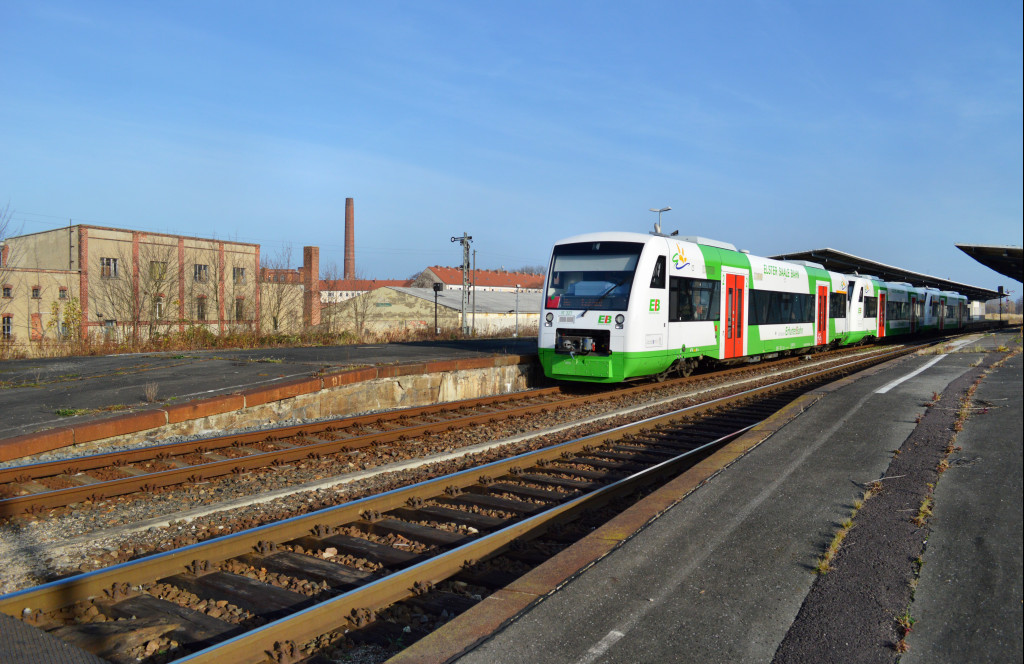 Am 16.11.2013 bildet das Trio EB VT 327 + 304 + 3xx der  ELSTER SAALE BAHN  den EBx 37451 von Leipzig Hbf nach Saalfeld.