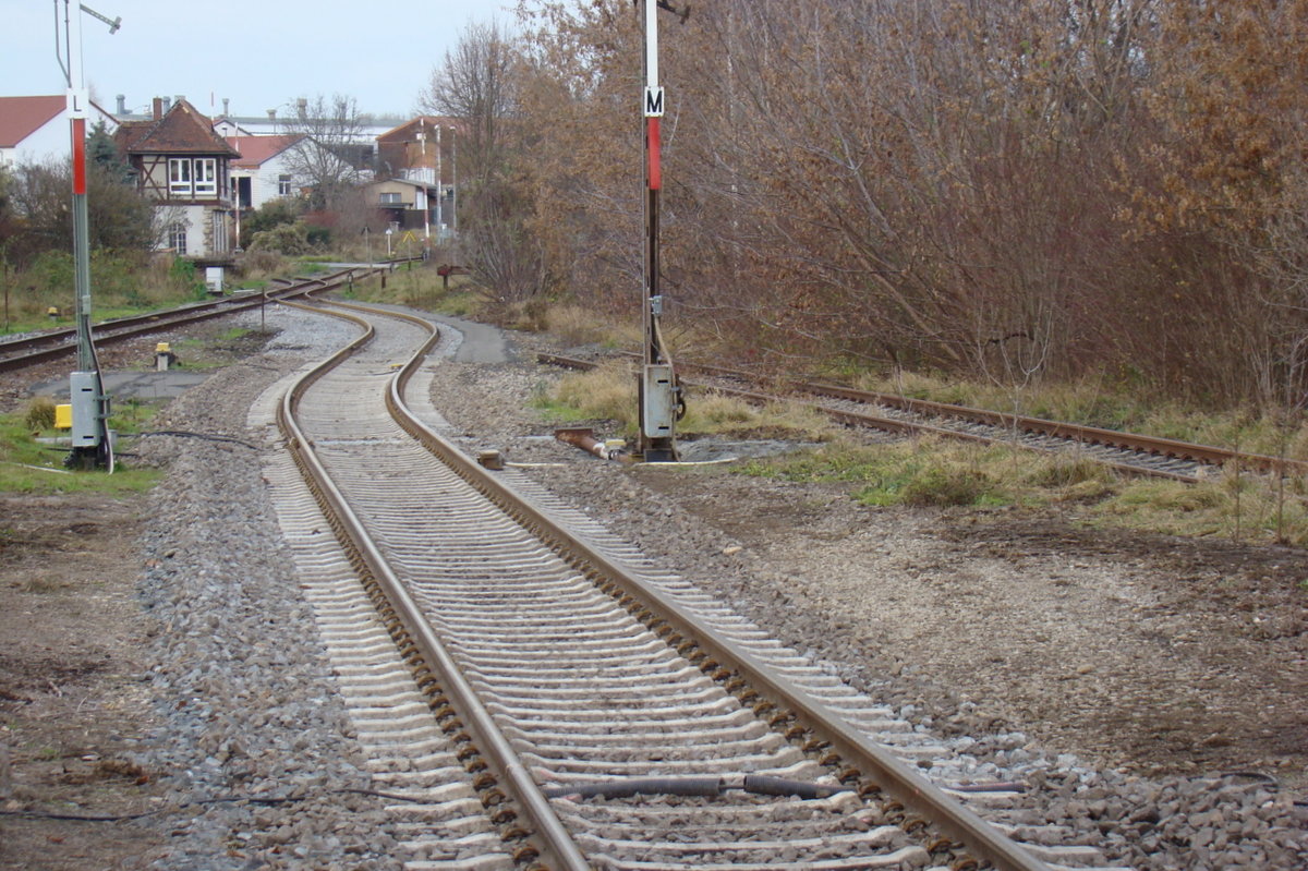 Am 16.11.2015 war die Verbindungsweiche zum ehem. Gleis 5 in Laucha bereits Geschichte. Seit dem besitzt der Bahnhof nur noch zwei Durchfahrtsgleise mit 2 Weichen. (Foto: Günther Göbel)