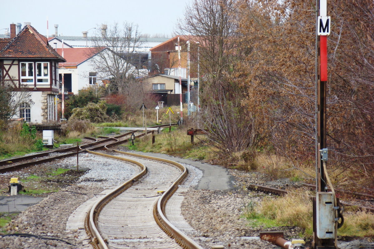 Am 16.11.2015 war die Verbindungsweiche zum ehem. Gleis 5 in Laucha bereits Geschichte. Seit dem besitzt der Bahnhof nur noch zwei Durchfahrtsgleise mit 2 Weichen. (Foto: Günther Göbel)