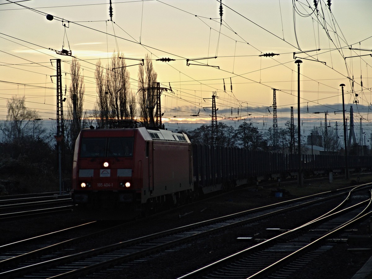 Am 16.12.2013 fuhr 185 404-1 mit Holzzug aus dem Rangierbahnhof Halle raus.
Sie wurde von TX Logistik angemietet und hat auch TXL Logos erhalten.