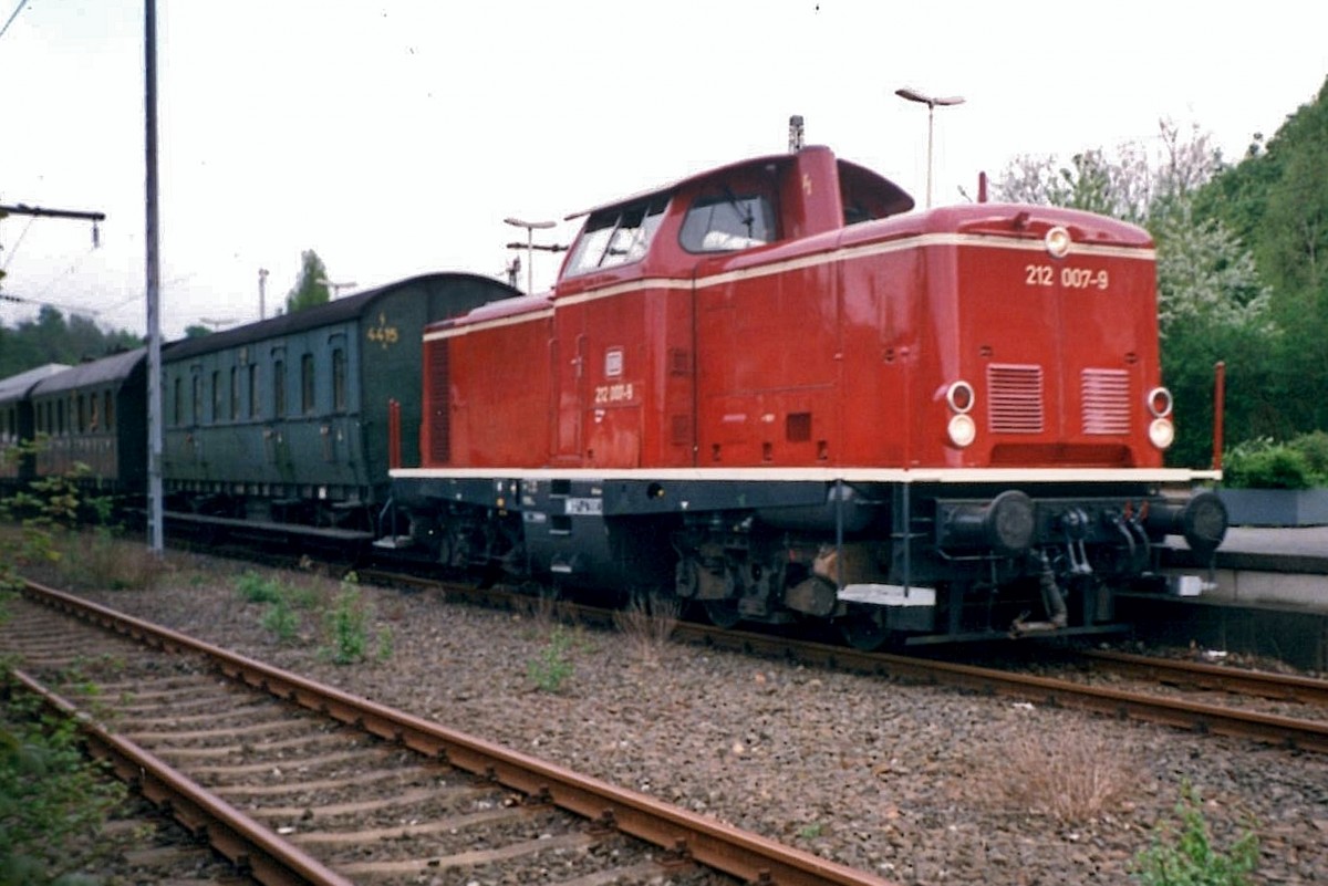 Am 17 Juli 1999 steht 212 007 in Bochum-Dahlhausen.